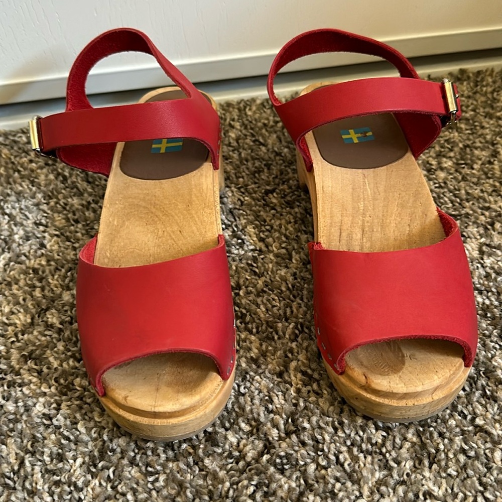 MIA size 6 (36) red leather and wood open toed clogs